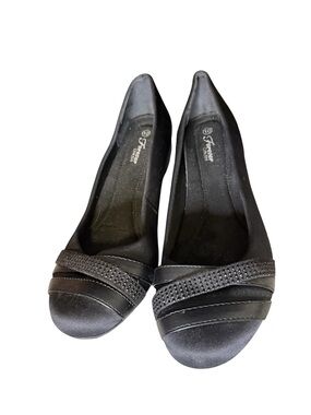 Black Women's Rounded-Toe Dress Shoe with Decorative Strap Size 10